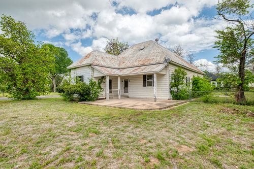 701 Ne 1st St, Smithville, TX, 78957-1938 | Card Image
