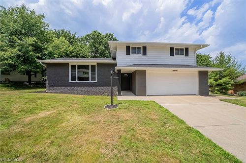 3181 Parmalee Dr, Seven Hills, OH, 44131-4126 | Card Image