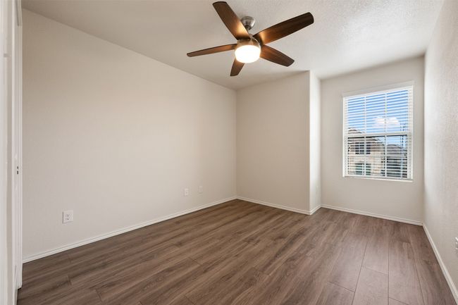 Unfurnished room featuring dark wood-style floors, a ceiling fan, and baseboards | Image 29