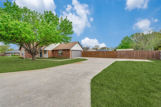 1106 N Saint James Cir, House other with 3 bedrooms, 2 bathrooms and null parking in Pilot Point TX | Image 4