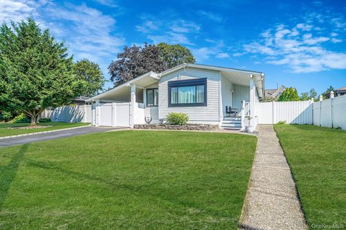 107 Days Ave, Selden, NY, 11784-1933 | Card Image