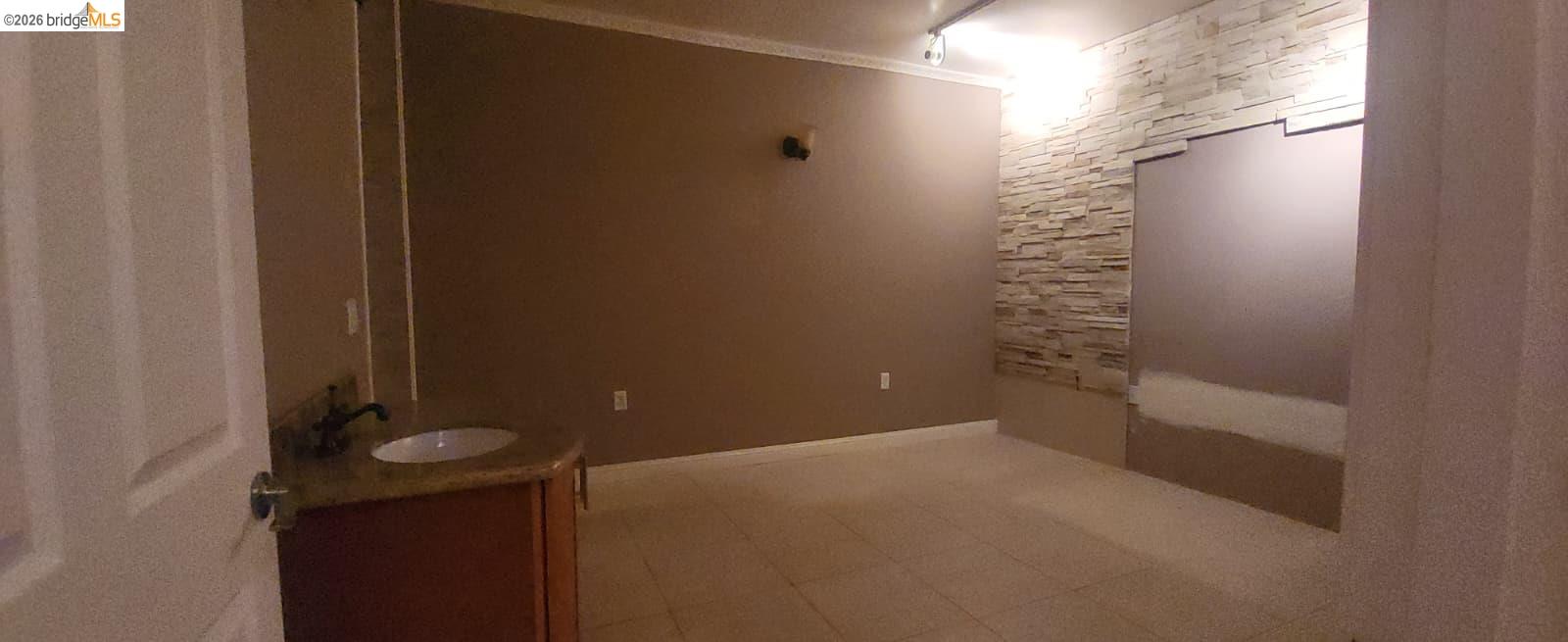 Commercial Lease in Oakland 5