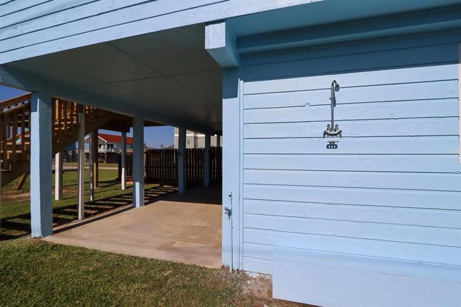 Rinse sand off in outdoor shower | Image 23