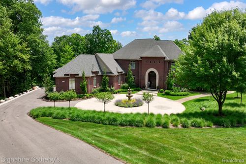 5001 Forest Valley Dr, Clarkston, MI, 48348-3491 | Card Image