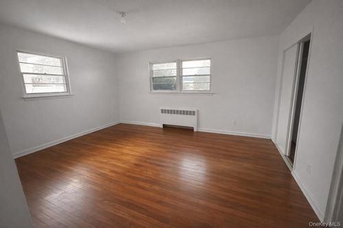 46 Elmira St, Hicksville, NY, 11801-4728 | Card Image