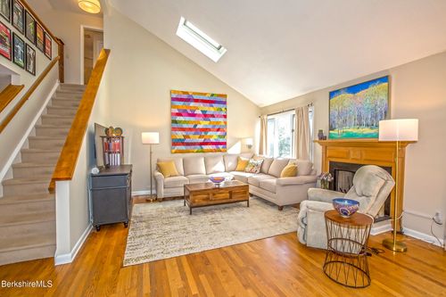 17 Fieldstone Dr, Pittsfield, MA, 01201-1400 | Card Image