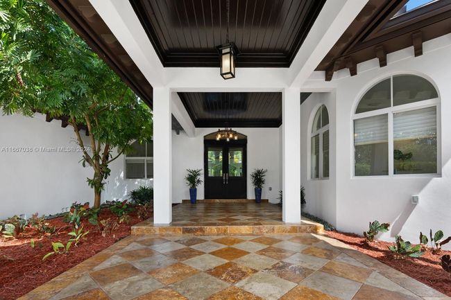5837 Sw 102 Nd St, House other with 6 bedrooms, 6 bathrooms and null parking in Pinecrest FL | Image 4