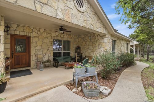 707 Oakridge Ln, Pipe Creek, TX, 78063-5658 | Card Image