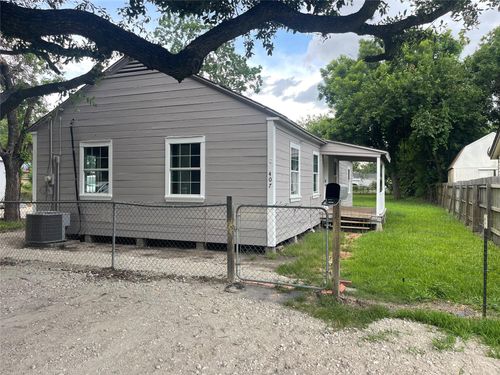 407 N Magnolia St, Highlands, TX, 77562-2561 | Card Image