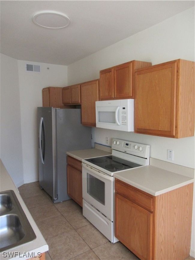 APT-818 - 7950 Preserve Cir, Condo with 2 bedrooms, 2 bathrooms and null parking in NAPLES FL | Image 5