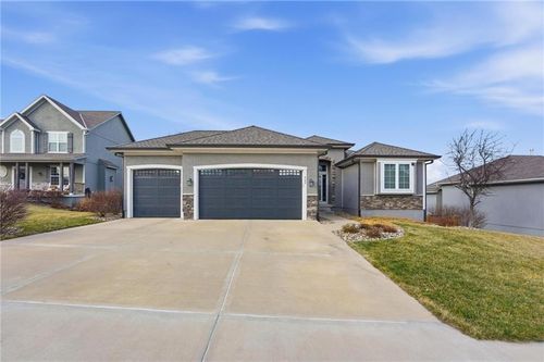 909 Se Forest Ridge Ct, Blue Springs, MO, 64014-5233 | Card Image