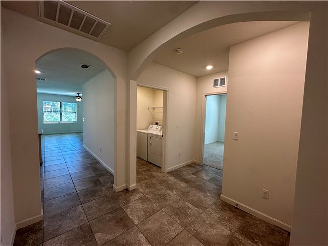 foyer-hallway-laundryroom | Image 10