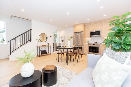 b-1530 25th Ave, Seattle, WA, 98122-3018 | Card Image