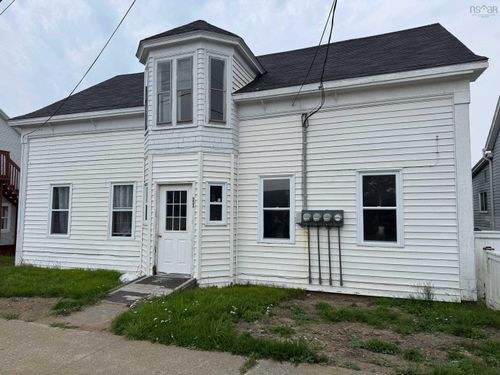 552 Main St, Yarmouth, NS, B5A1H8 | Card Image