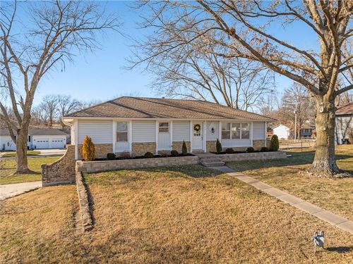 8590 Wycoff Dr, De Soto, KS, 66018-8394 | Card Image