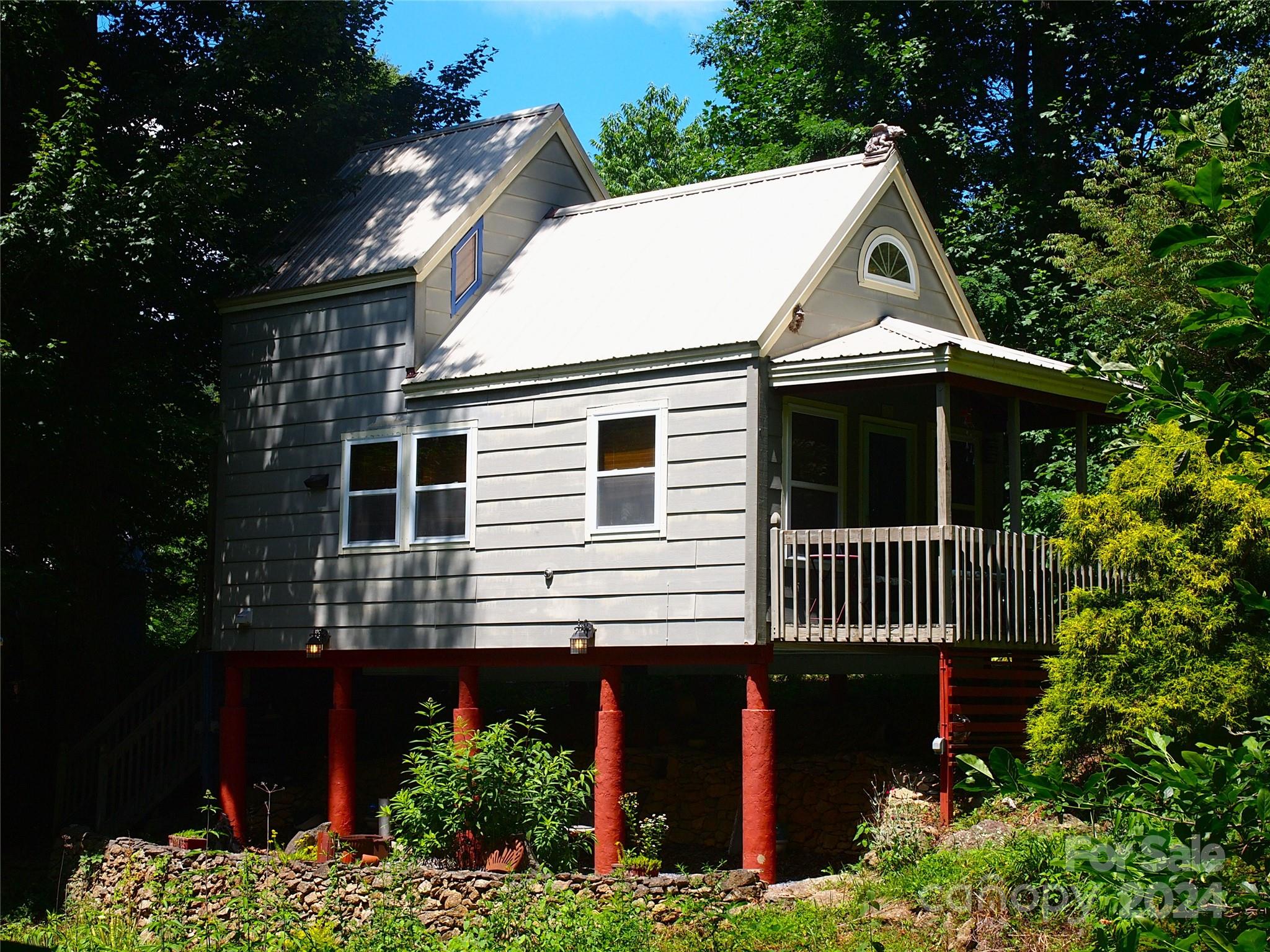 Betsys Gap Rd, Clyde, NC 28721