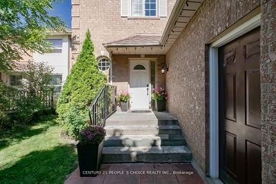 61 Mullis Cres, House other with 3 bedrooms, 2 bathrooms and 6 parking in Brampton ON | Image 2