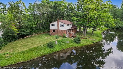 8965 Sherwood Dr, Davisburg, MI, 48350-1931 | Card Image