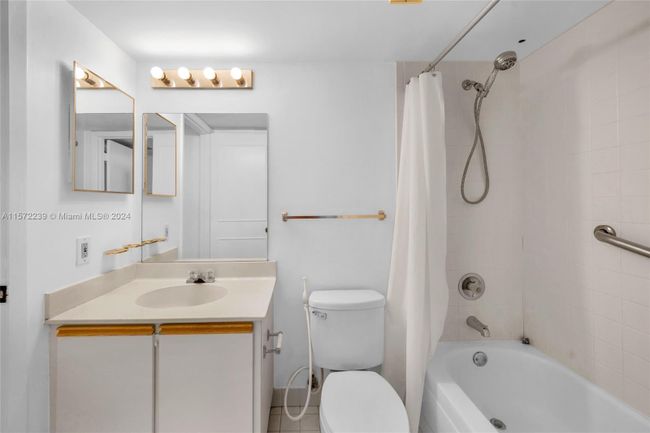 APT-1816 - 540 Brickell Key Dr, Condo with 2 bedrooms, 2 bathrooms and null parking in Miami FL | Image 19