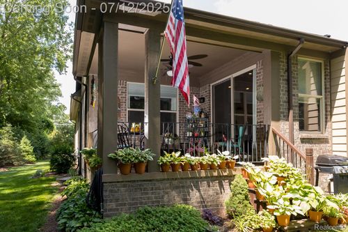1079 Hampshire Ct, Rochester Hills, MI, 48307-4782 | Card Image