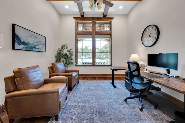 Large office with decorative ceiling and natural light | Image 20