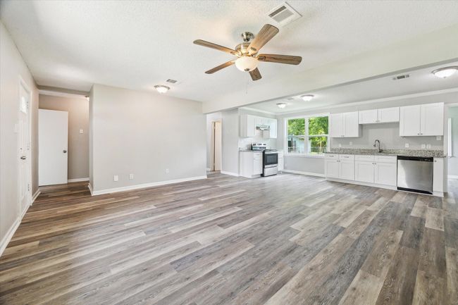 210 Laurel St, House other with 4 bedrooms, 2 bathrooms and null parking in Lake Jackson TX | Image 4