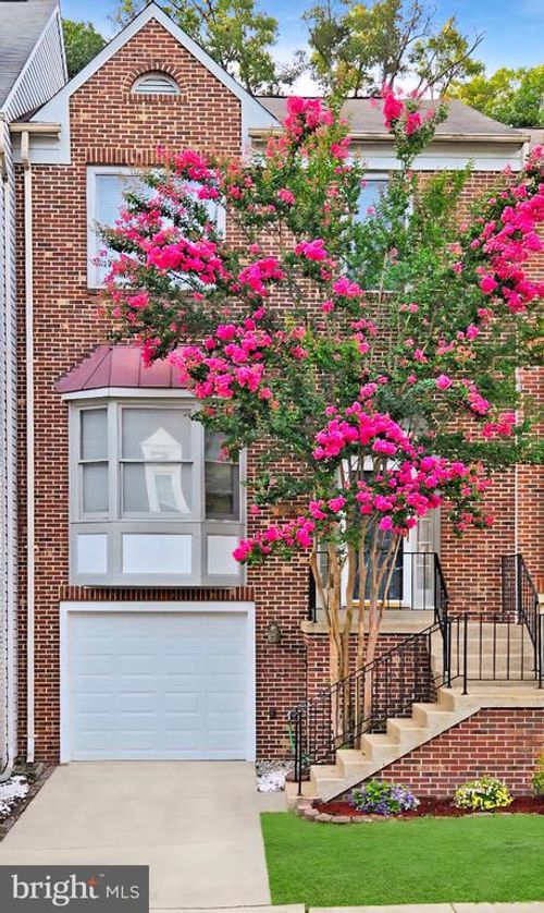 8110 Squirrel Run Rd, SPRINGFIELD, VA, 22152-3655 | Card Image
