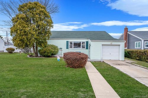 43 E June St, Lindenhurst, NY, 11757-1330 | Card Image