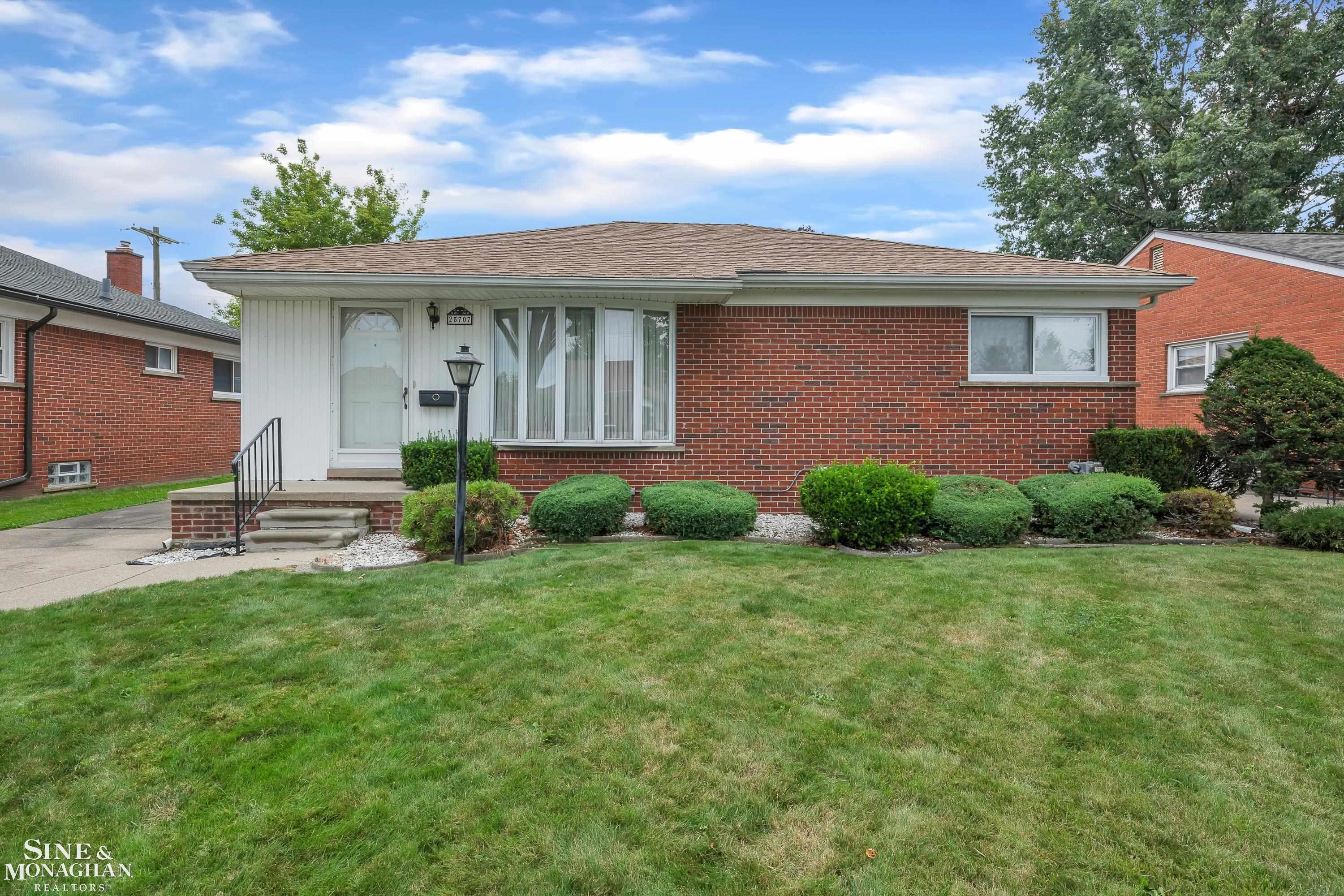 San Rosa Dr, Saint Clair Shores, MI 48081