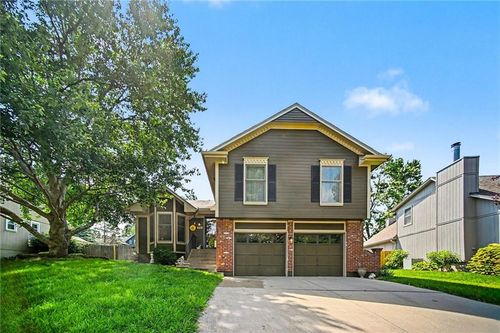 916 Nw Heatherwood Dr, Blue Springs, MO, 64015-7259 | Card Image