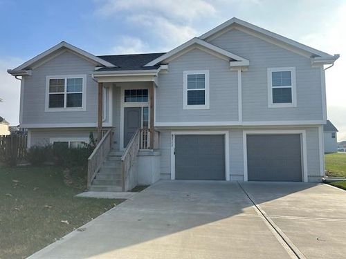 9711 E 220th St, Peculiar, MO, 64078-8110 | Card Image