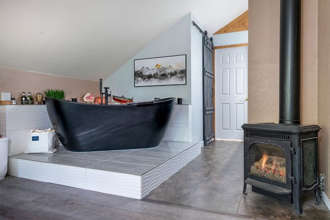 Soaking tub for two, gas fireplace | Image 33