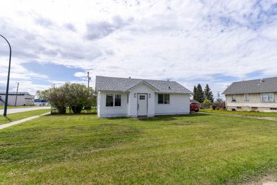 10901 105 Ave, House detached with 3 bedrooms, 1 bathrooms and 3 parking in Fairview AB | Image 2