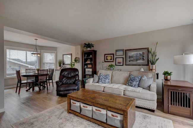 76 Somerside Grove Sw, House other with 3 bedrooms, 4 bathrooms and 4 parking in Calgary AB | Image 4