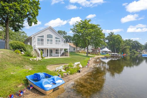 6730 Grand Beach Dr, Brighton, MI, 48114-9337 | Card Image