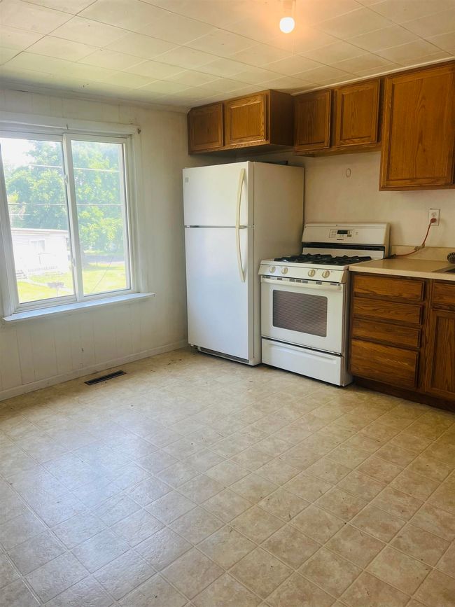 902 Railroad St, House other with 3 bedrooms, 1 bathrooms and null parking in Parkersburg IA | Image 6