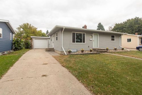 1806 10th Ave N, Moorhead, MN, 56560-1810 | Card Image