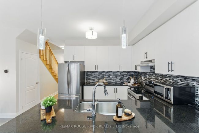 4 Prospect Way, House attached with 3 bedrooms, 3 bathrooms and 1 parking in Whitby ON | Image 9