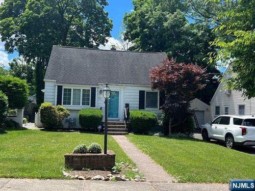 380 Chesterfield St, Ridgewood, NJ, 07450-1807 | Card Image