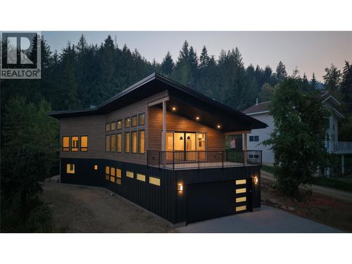 1572 Treadwell St, Rossland, BC, V0G1Y0 | Card Image