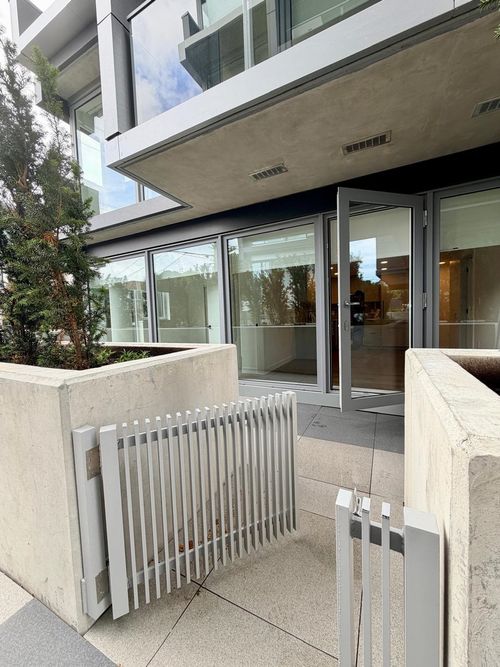 8120 Oak Street, Vancouver, BC, V6P0N2 | Card Image