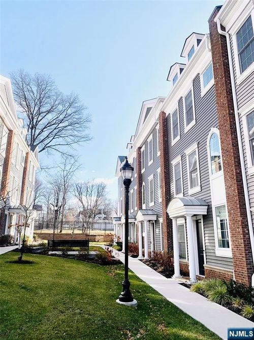 33 Parkside Lane, Teaneck, NJ, 07666 | Card Image