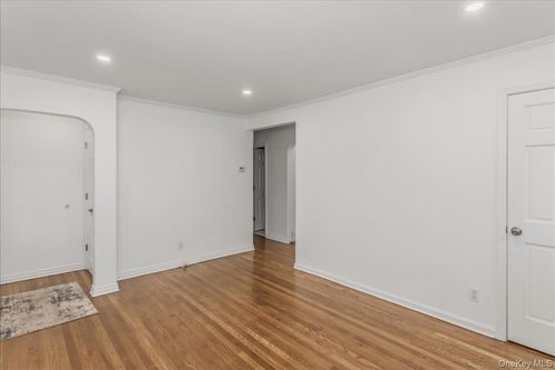 1016 Oaks Dr, Franklin Square, NY, 11010-1939 | Card Image