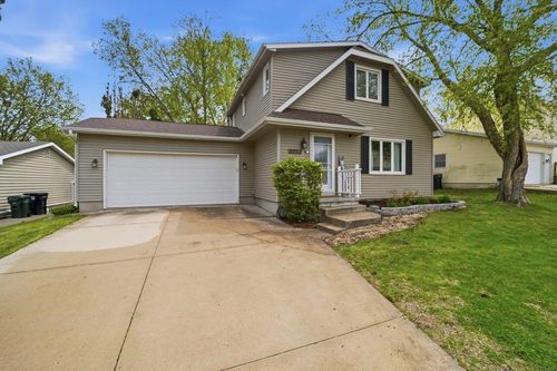 3932 Heritage Rd, Cedar Falls, IA, 50613-5552 | Card Image