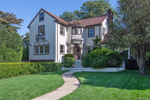 32 Stellar Pl, Pelham, NY, 10803-2426 | Card Image