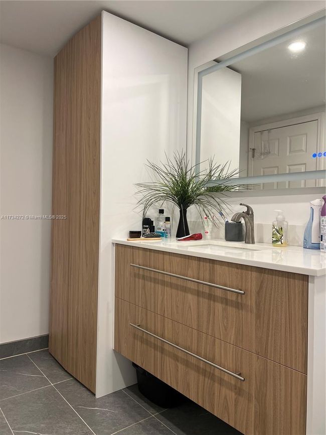 APT-504 - 600 Three Islands Blvd, Condo with 2 bedrooms, 2 bathrooms and null parking in Hallandale Beach FL | Image 8