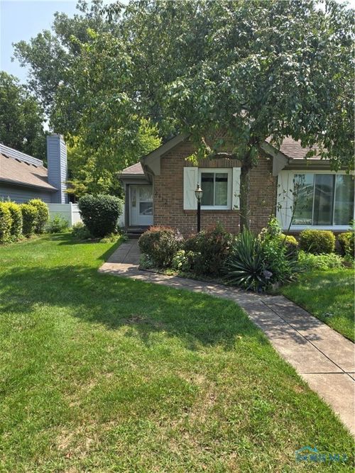 2412-2412 Mckivett Dr, Toledo, OH, 43615-2430 | Card Image