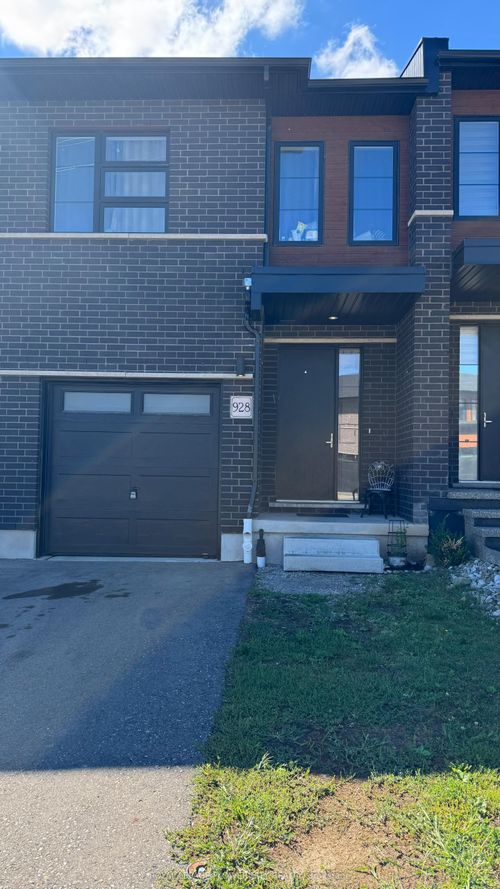 928 Robert Ferrie Dr, Kitchener, ON, N2R0P9 | Card Image