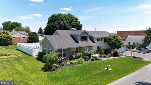 111 Water St, NEW HOLLAND, PA, 17557-8504 | Card Image