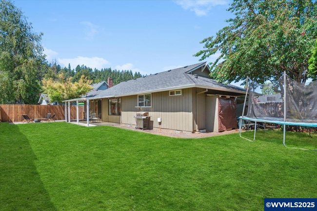 210 Silver Loop, House other with 3 bedrooms, 2 bathrooms and 2 parking in Silverton OR | Image 18